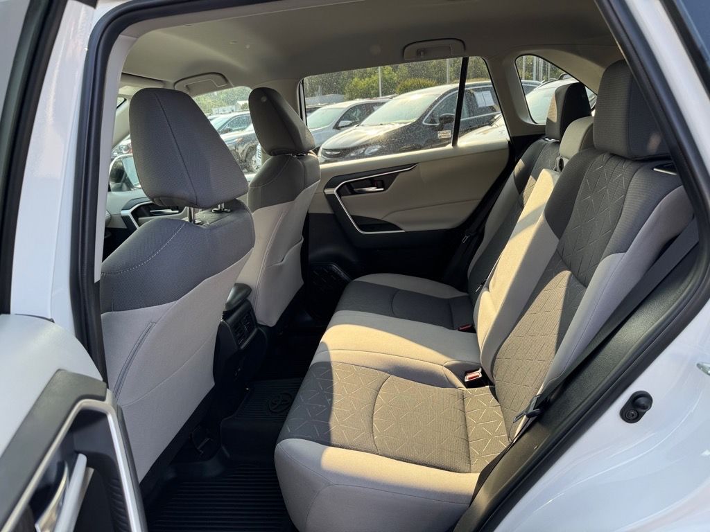 2022 Toyota RAV4 XLE photo 9