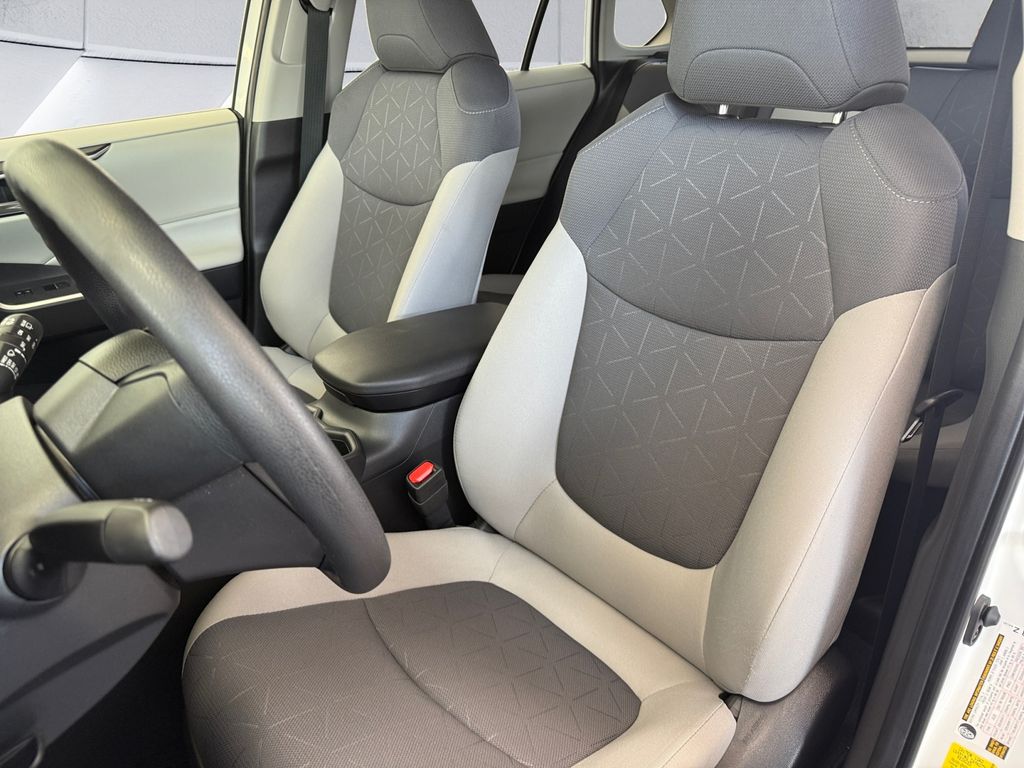 2024 Toyota RAV4 Hybrid XLE photo 6