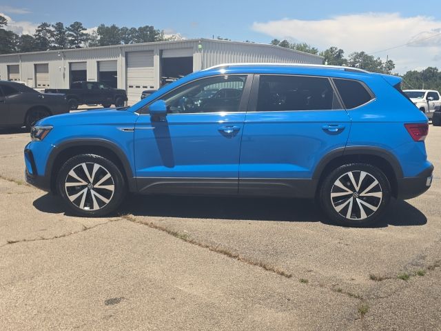2022 Volkswagen Taos SE photo 2