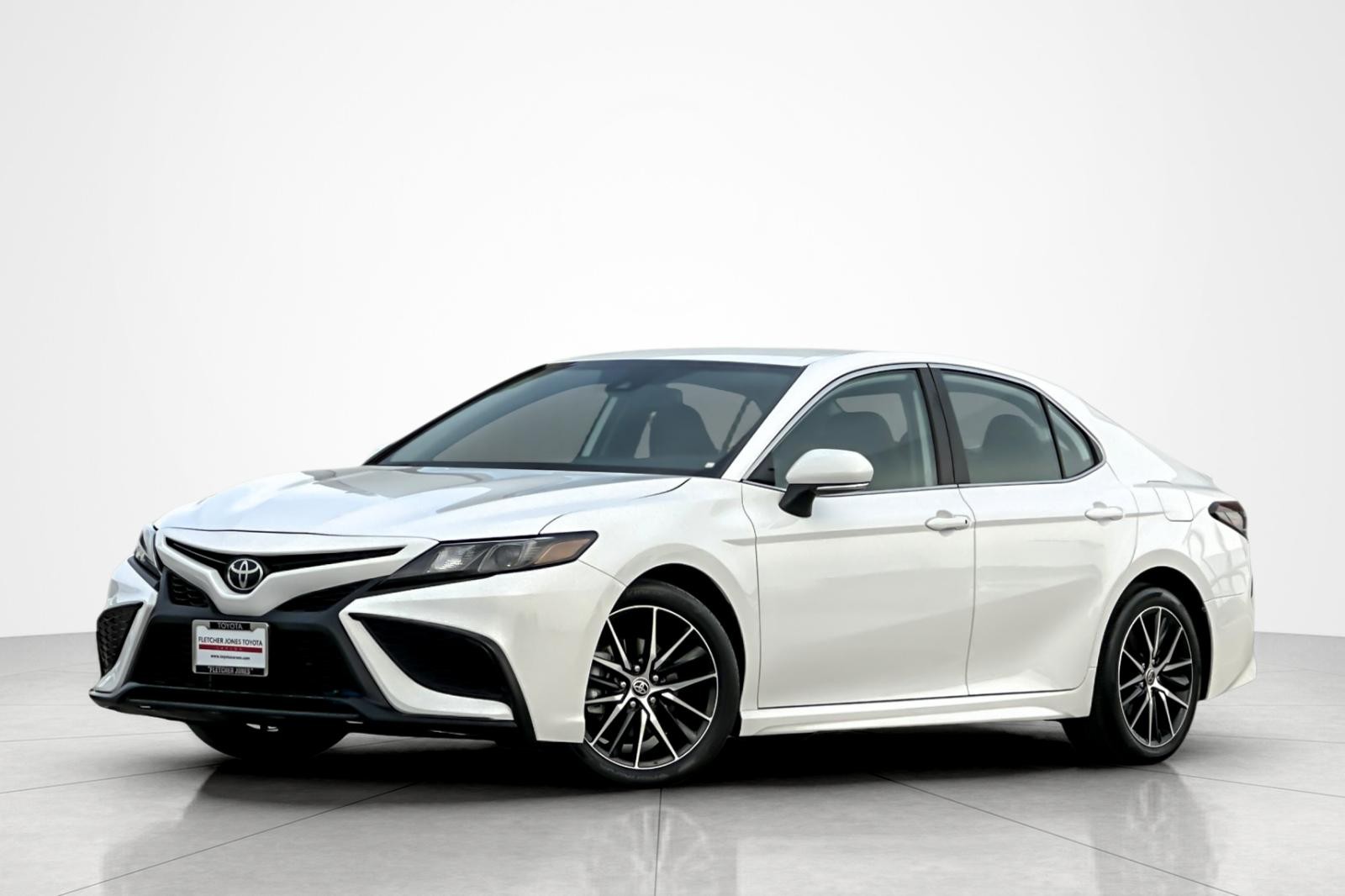 2023 Toyota Camry SE's photo