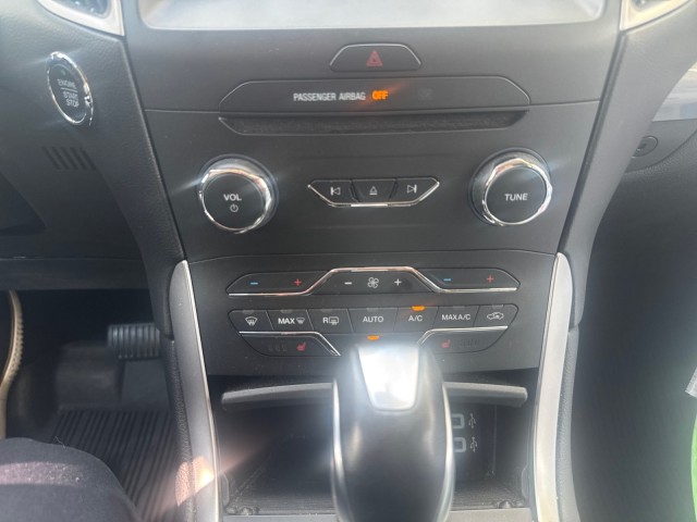 Used 2018  Ford SEL image 4