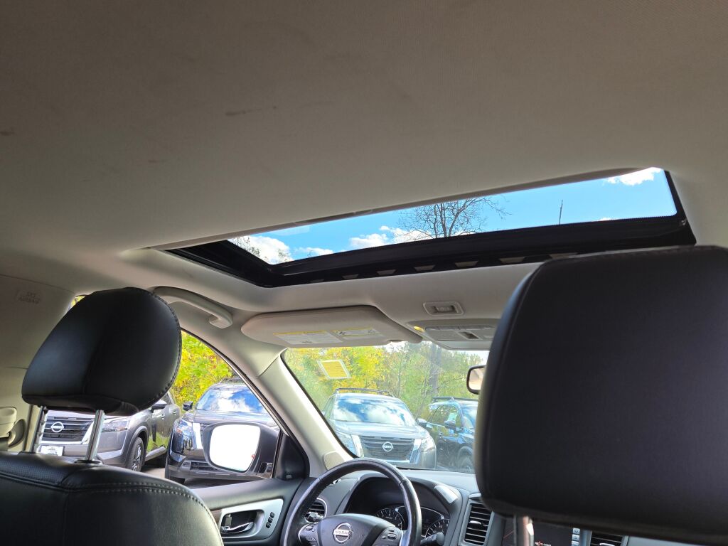 2019 Nissan Pathfinder Platinum photo 2