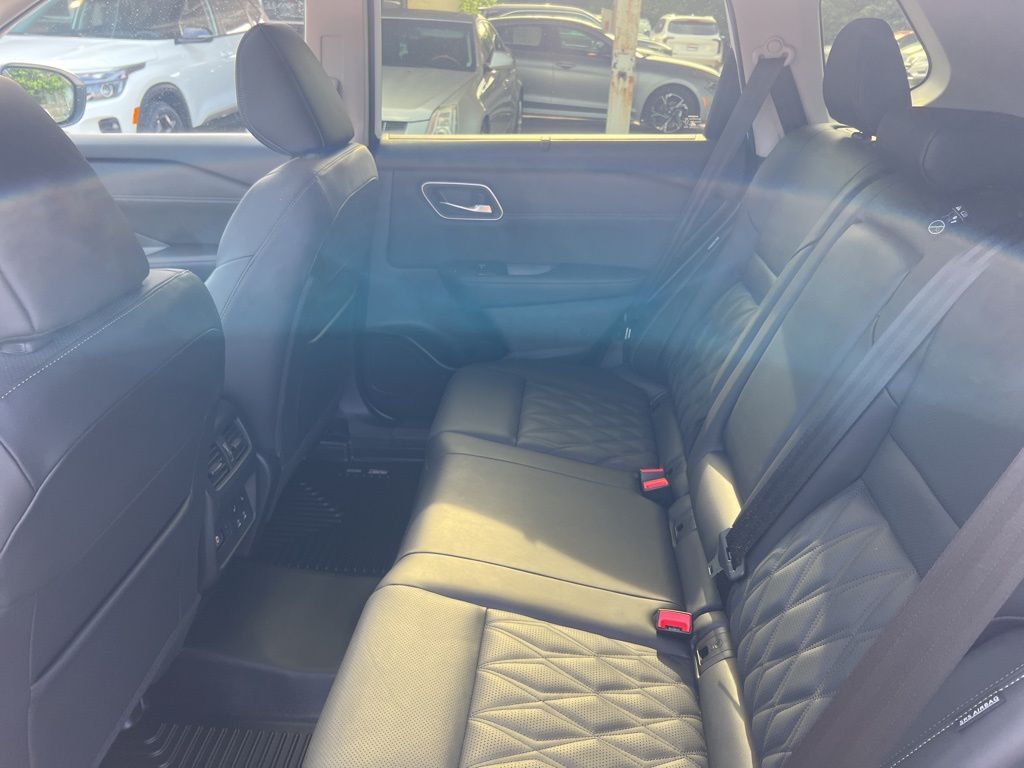 2024 Nissan Rogue Platinum photo 9