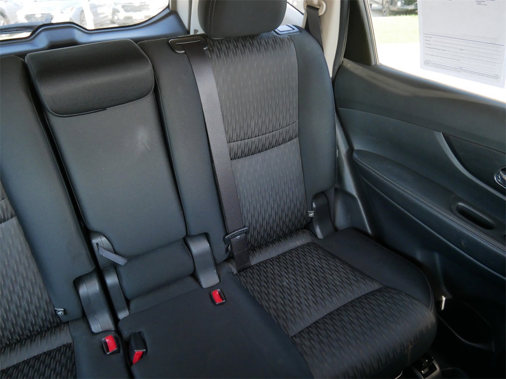 2017 Nissan Rogue SV photo 18