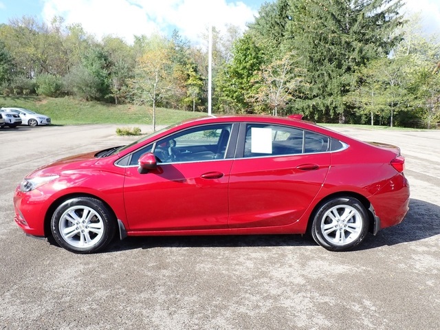 2018 Chevrolet Cruze LT photo 2