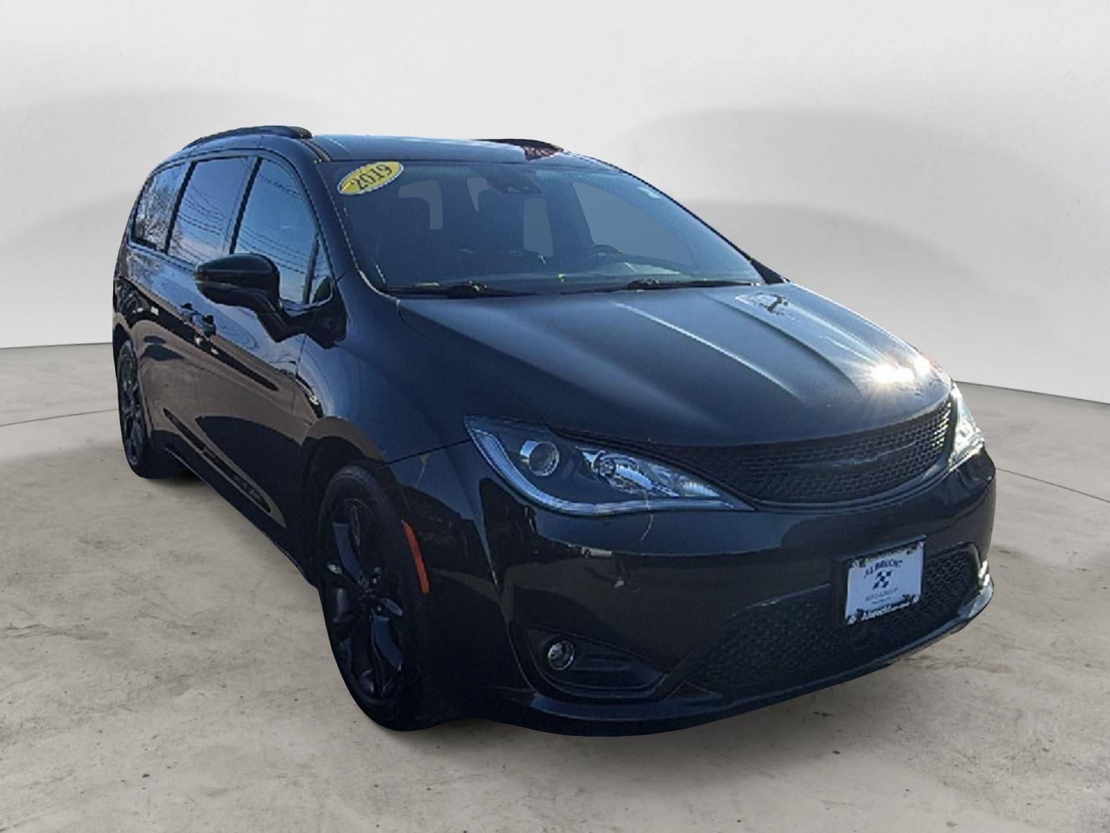 2019 Chrysler Pacifica Limited's photo