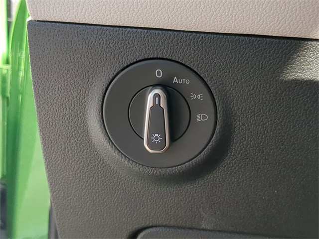 2025 Volkswagen Taos SEL photo 21