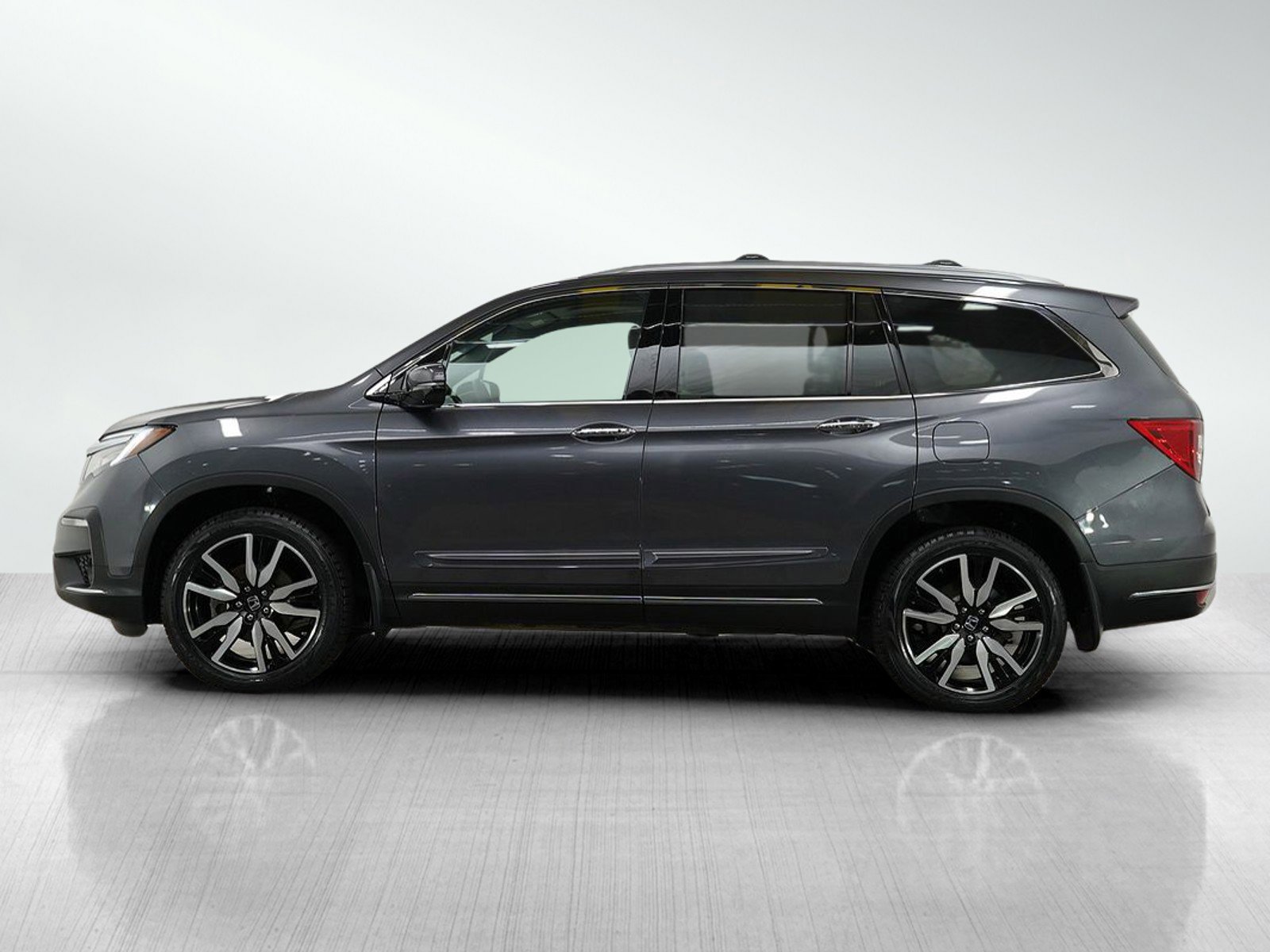 Used 2022 Honda Pilot Touring with VIN 5FNYF6H62NB069052 for sale in Burnsville, Minnesota