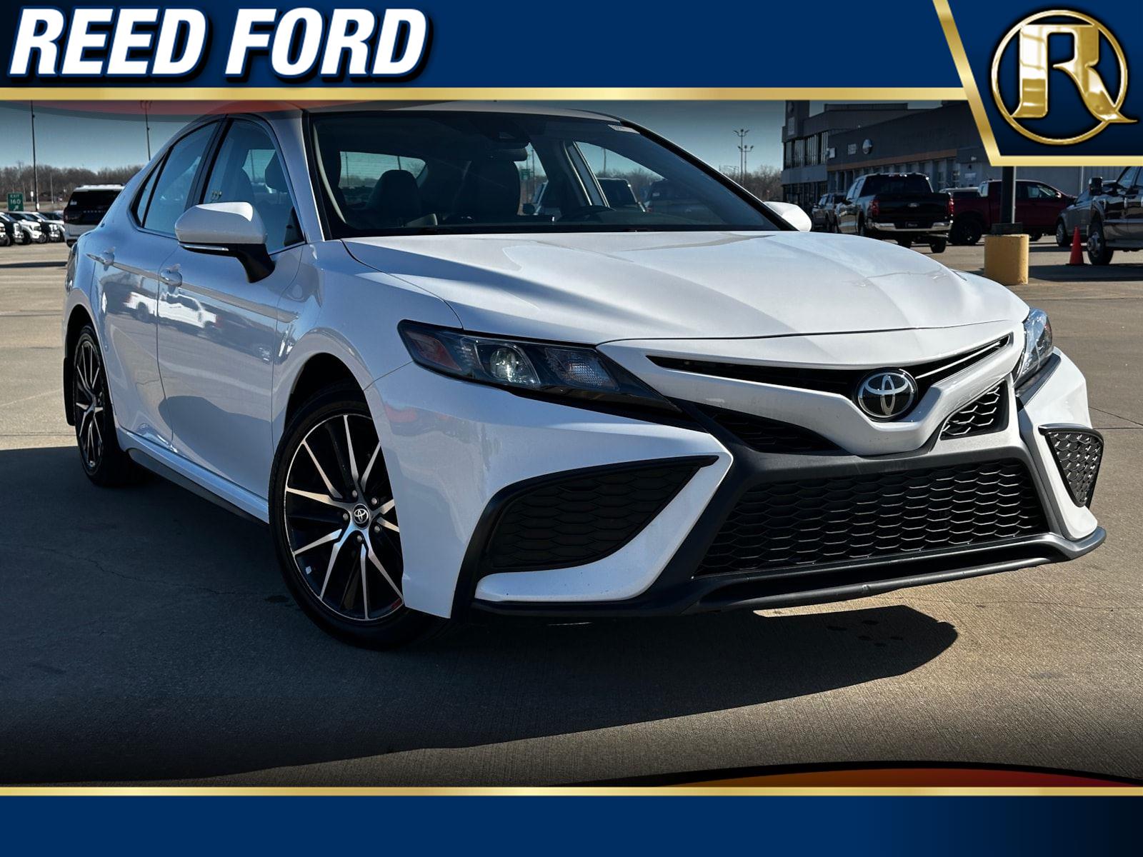 2024 Toyota Camry SE's photo