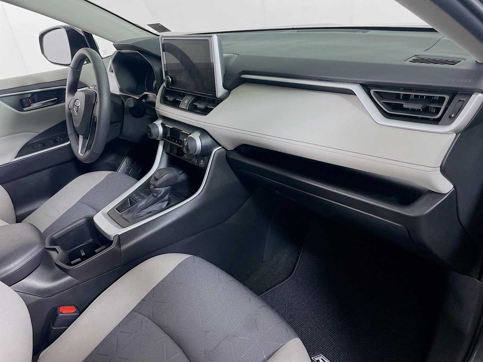 2023 Toyota RAV4 XLE photo 26