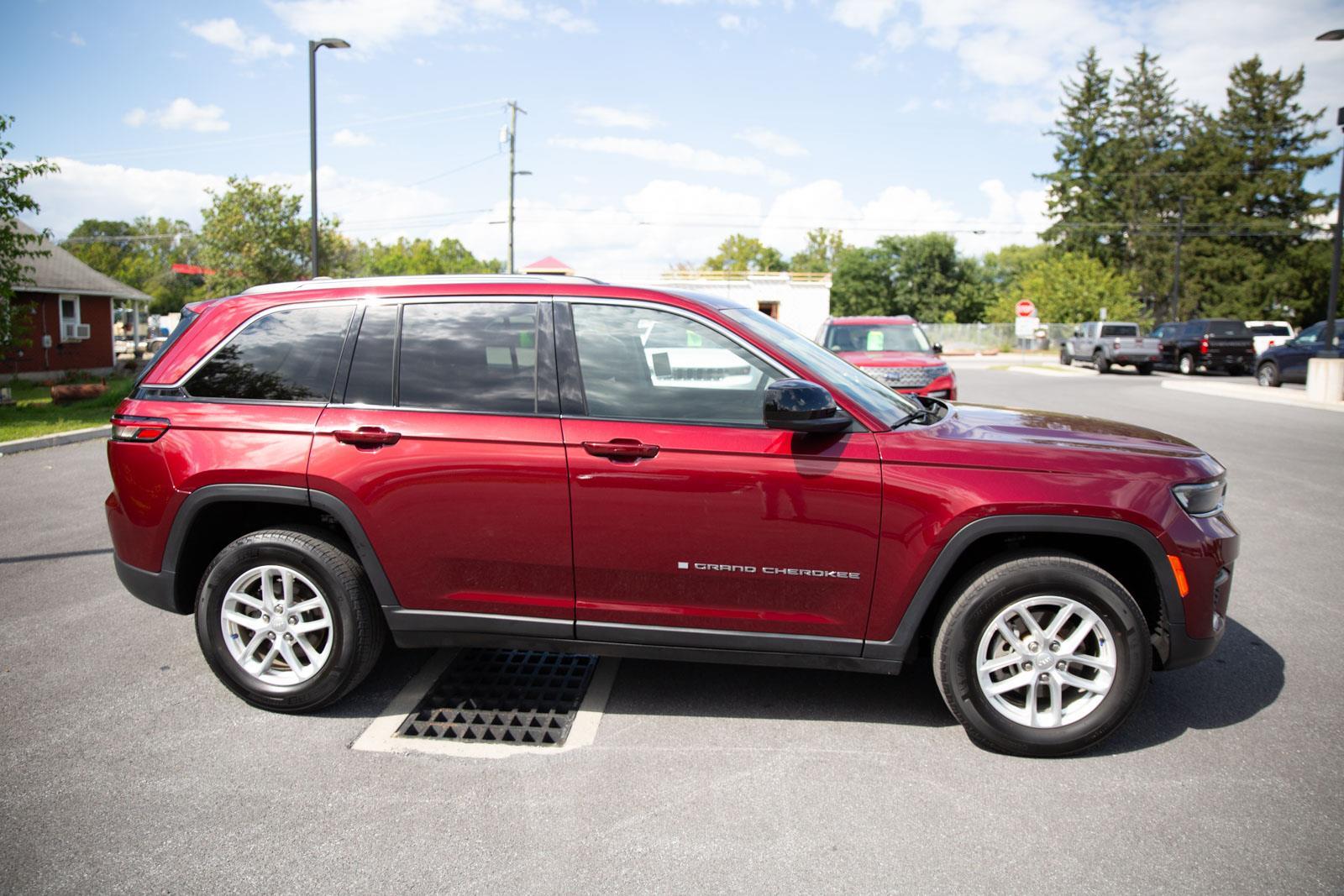 2023 Jeep Grand Cherokee Laredo photo 2