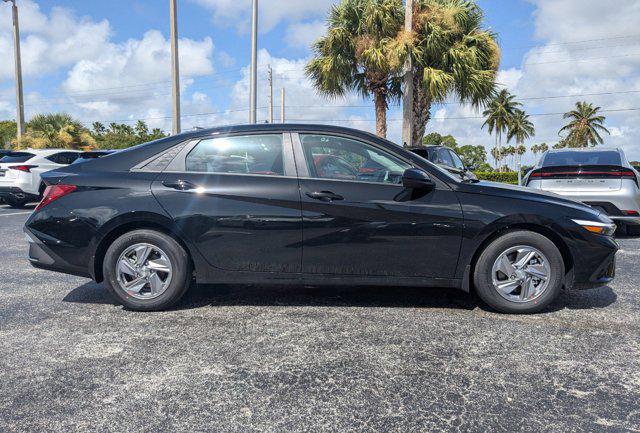 2025 Hyundai Elantra SE photo 4