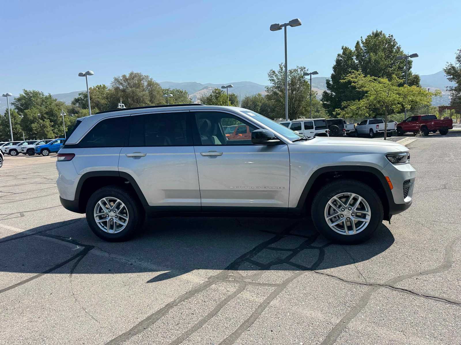 2025 Jeep Grand Cherokee Laredo X photo 4