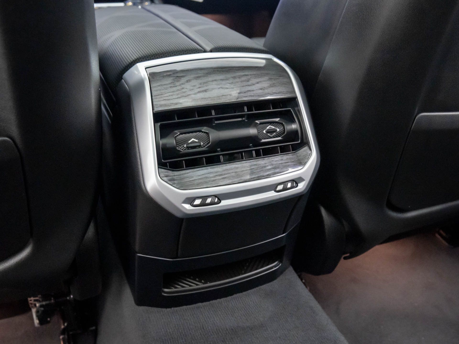 New 2025 Black Sapphire Metallic BMW 750e xDrive image 19