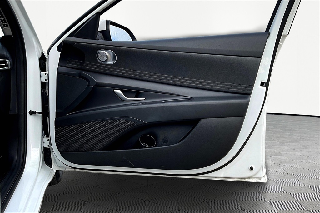 2022 Hyundai Elantra SEL photo 23