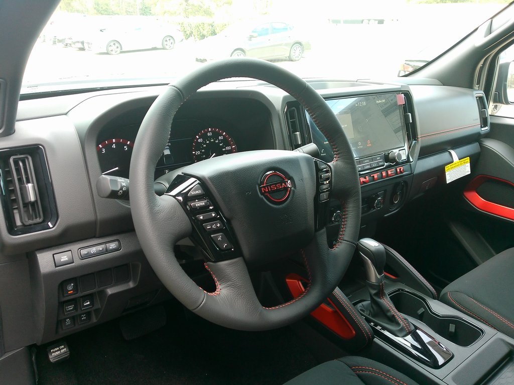 2025 Nissan Frontier Crew Cab PRO-4X photo 10