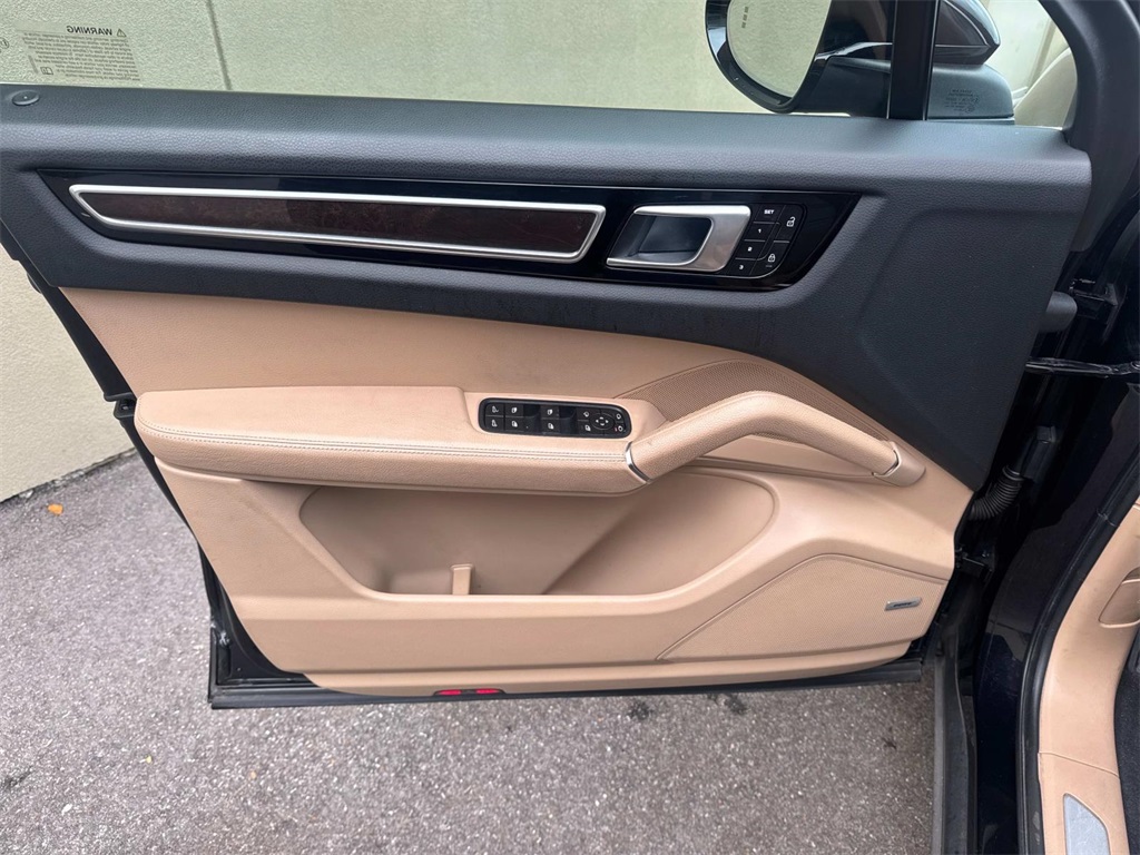 2022 Porsche Cayenne Base photo 20