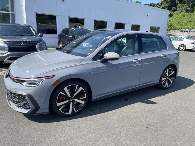 2025 Volkswagen Golf GTI SE photo 2