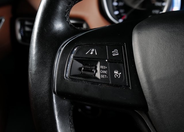 2017 Maserati Levante Base photo 13