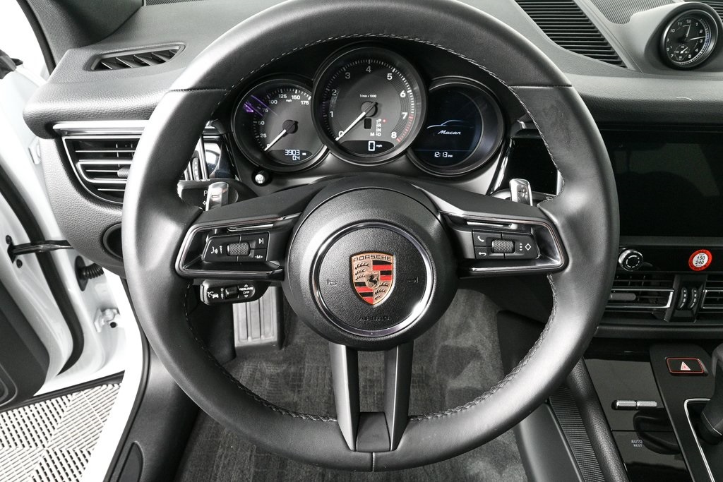 2025 Porsche Macan T photo 9