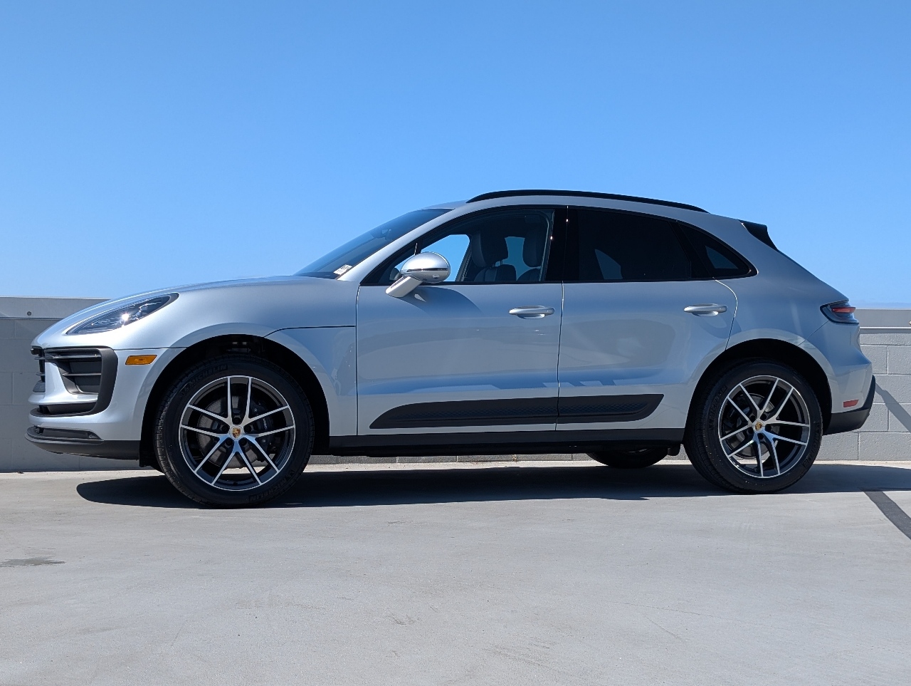 2026 Porsche Macan T photo 2