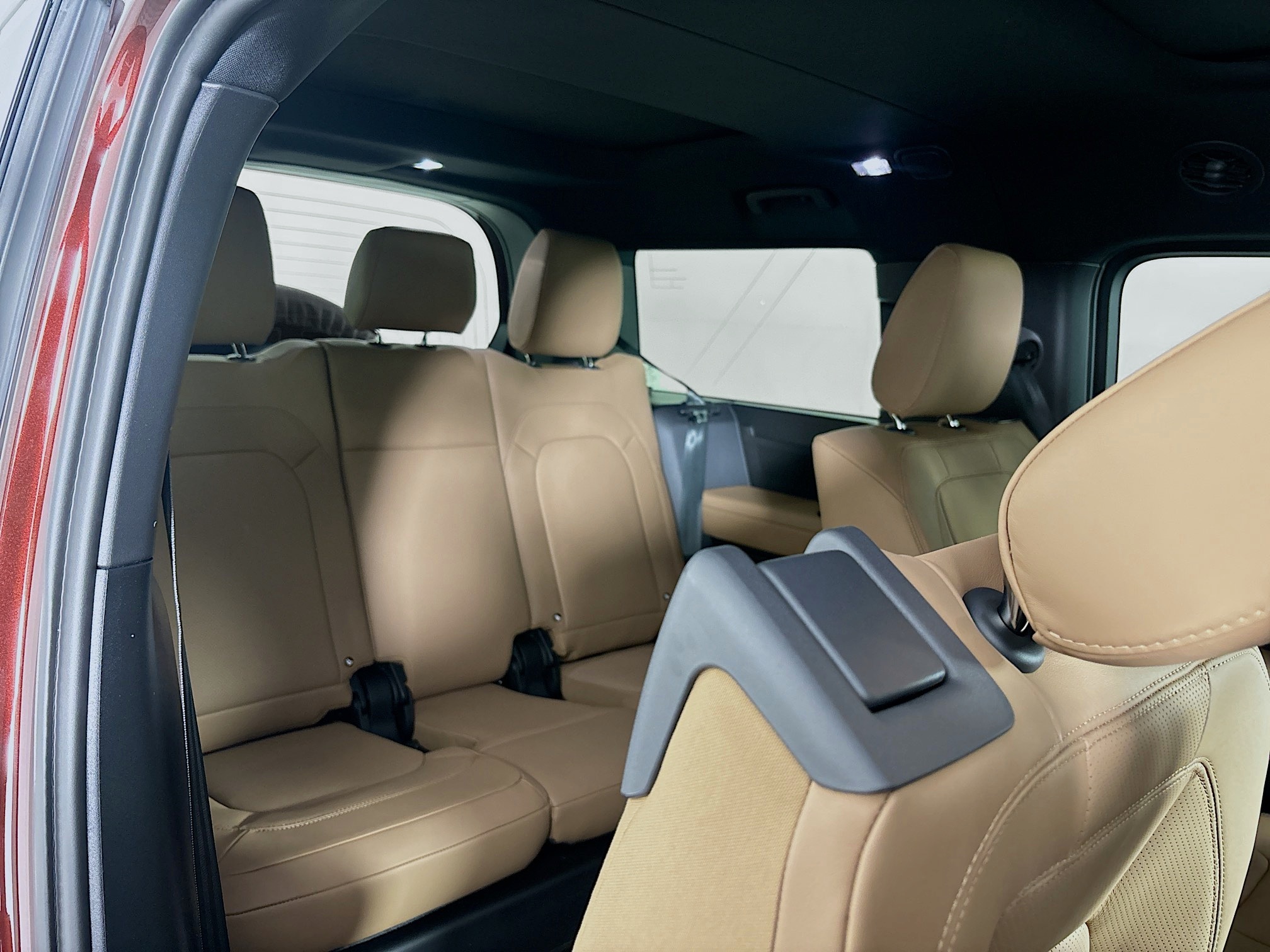 2025 Land Rover Defender 130 S photo 25