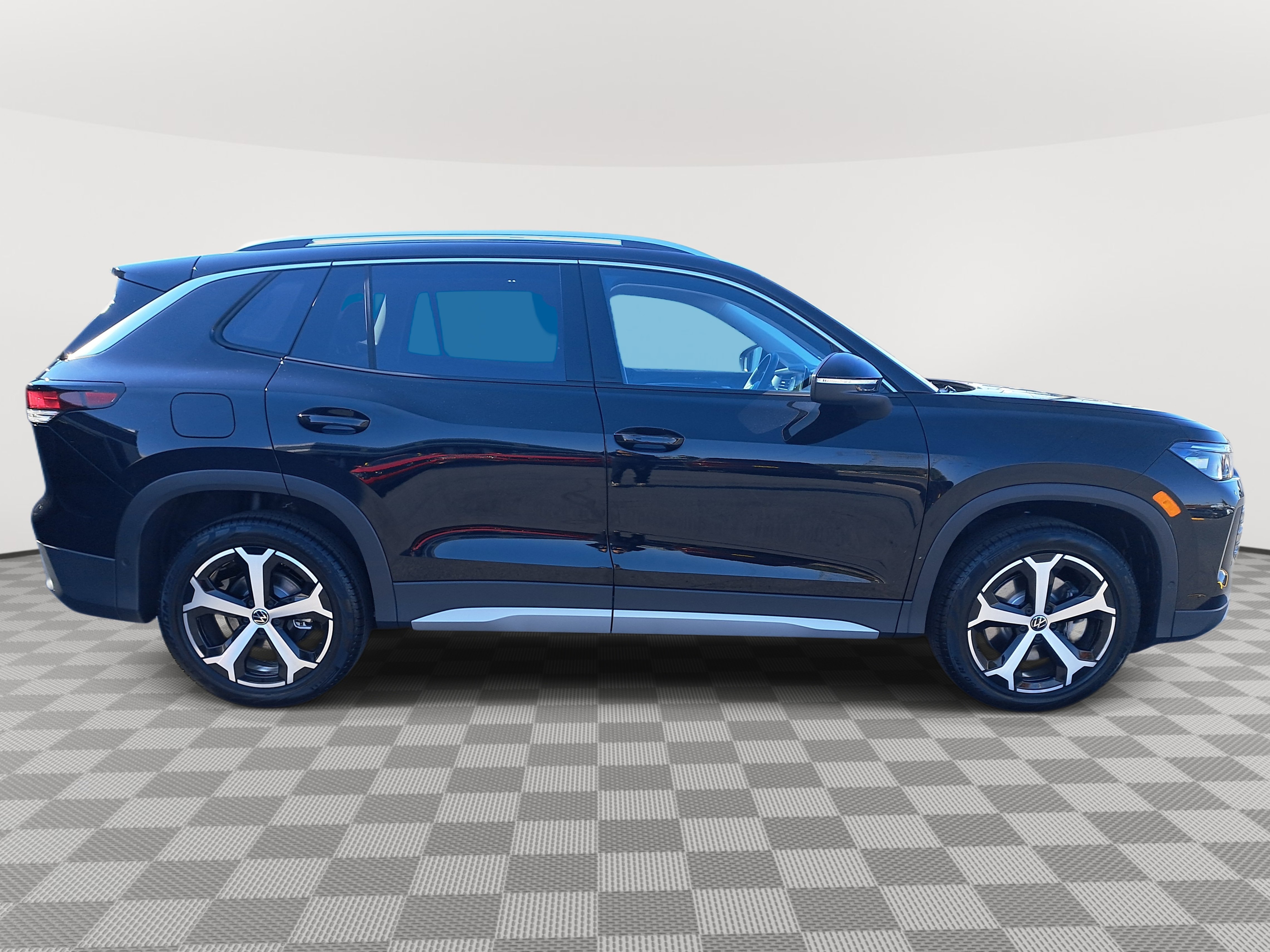 2025 Volkswagen Tiguan SE photo 4