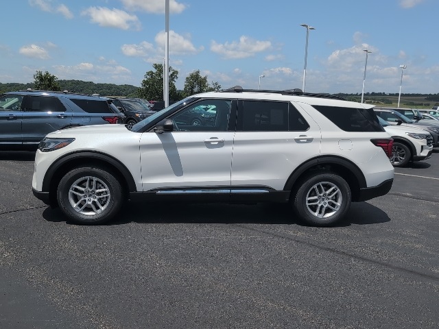 2025 Ford Explorer photo 2