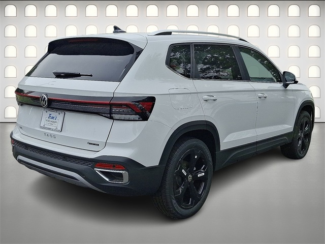 2025 Volkswagen Taos SEL photo 4