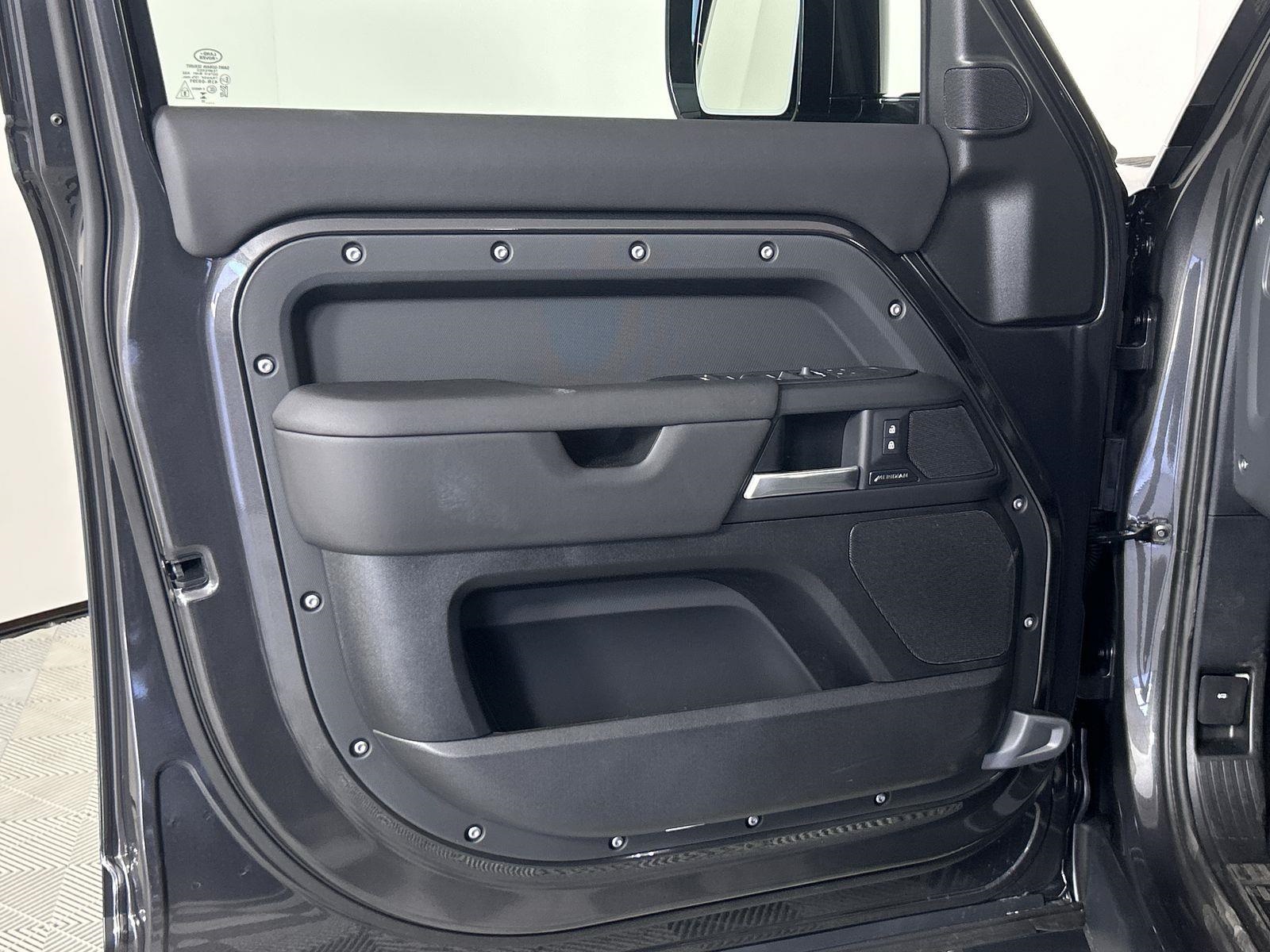 2025 Land Rover Defender 110 S photo 20