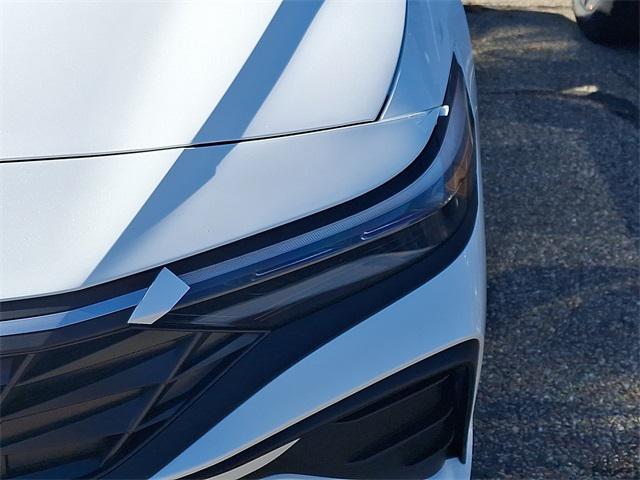2025 Hyundai Elantra SEL Sport photo 3