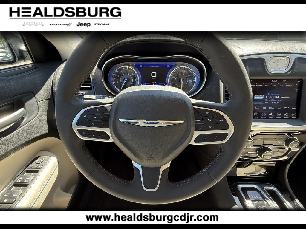 2023 Chrysler 300 Touring photo 13