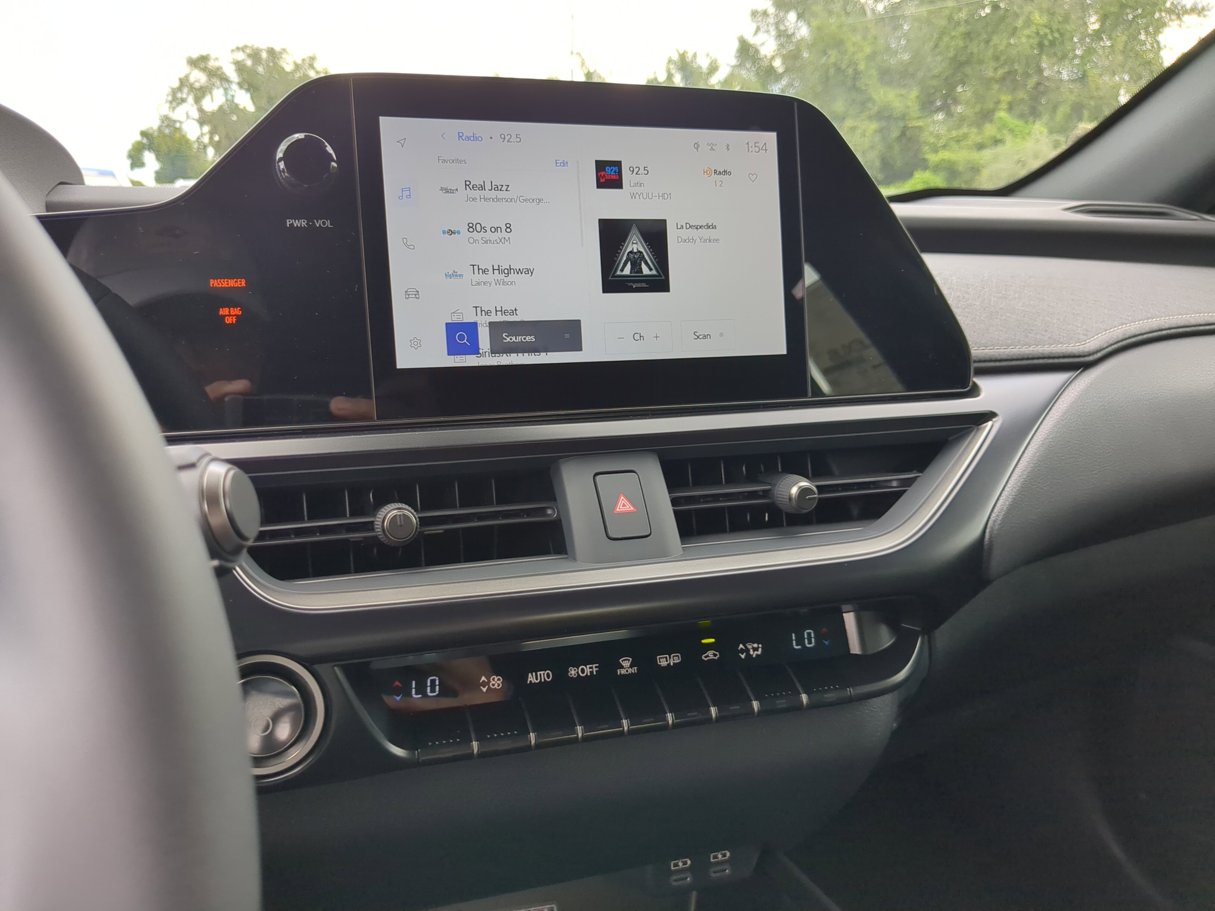 2025 Lexus UX photo 18