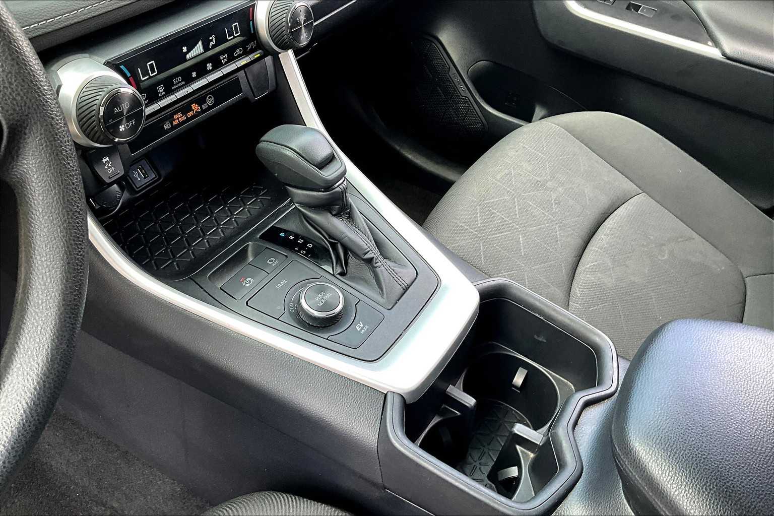 2024 Toyota RAV4 Hybrid XLE photo 7