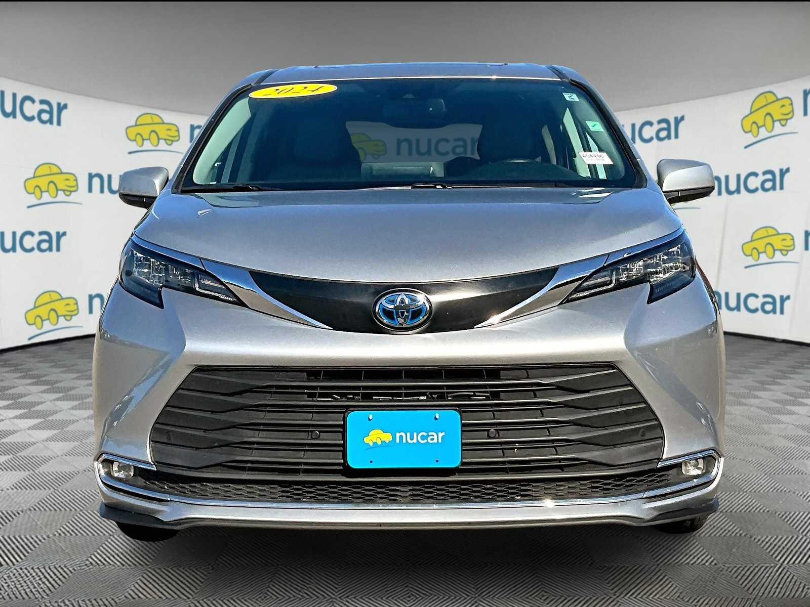 2024 Toyota Sienna XLE photo 2