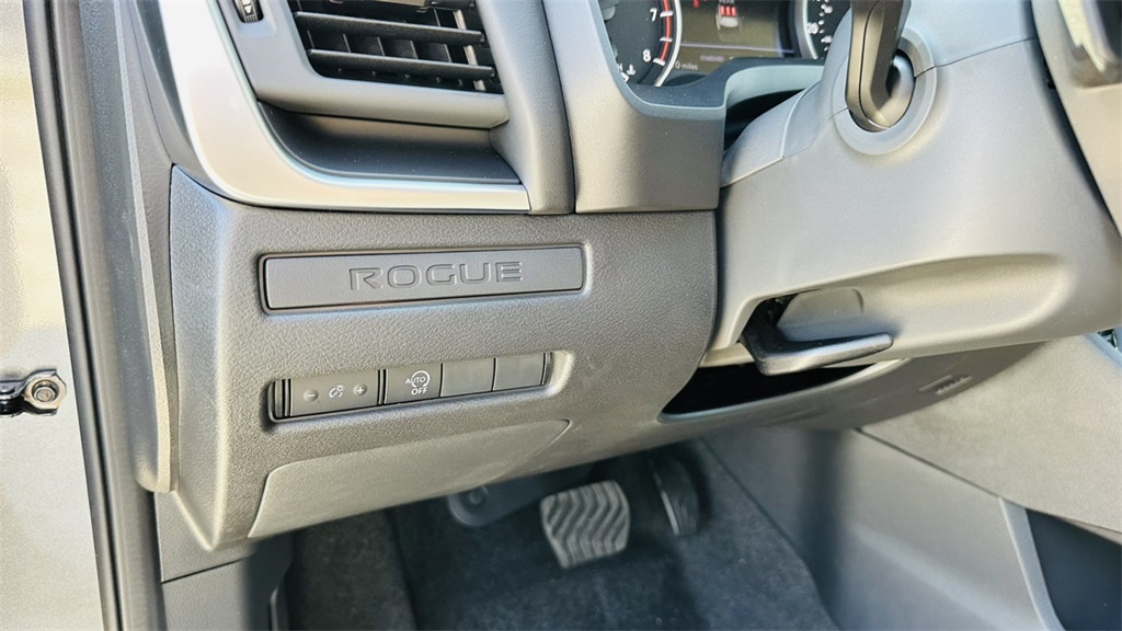2025 Nissan Rogue S photo 14
