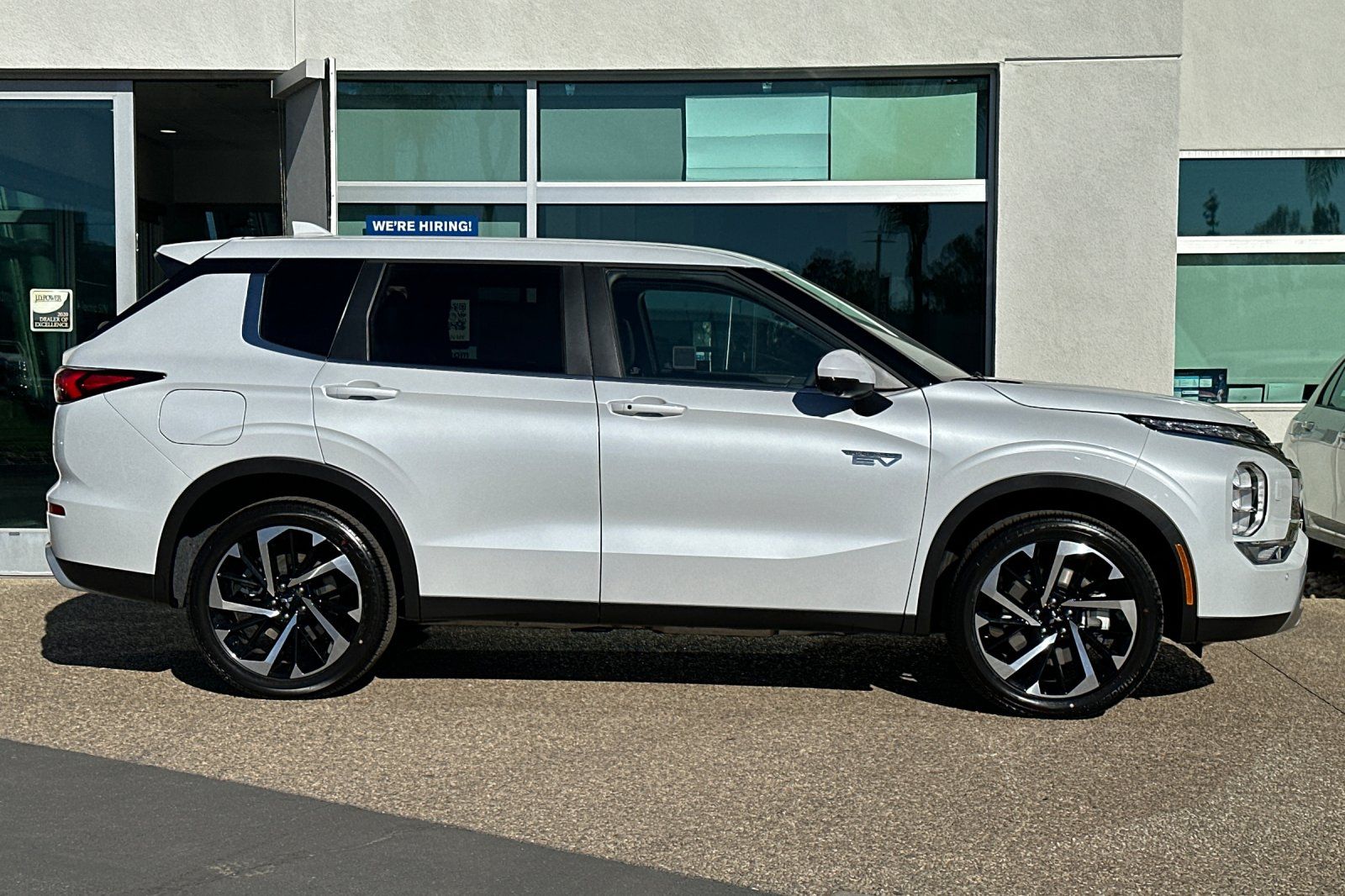 2025 Mitsubishi Outlander PHEV SE photo 3
