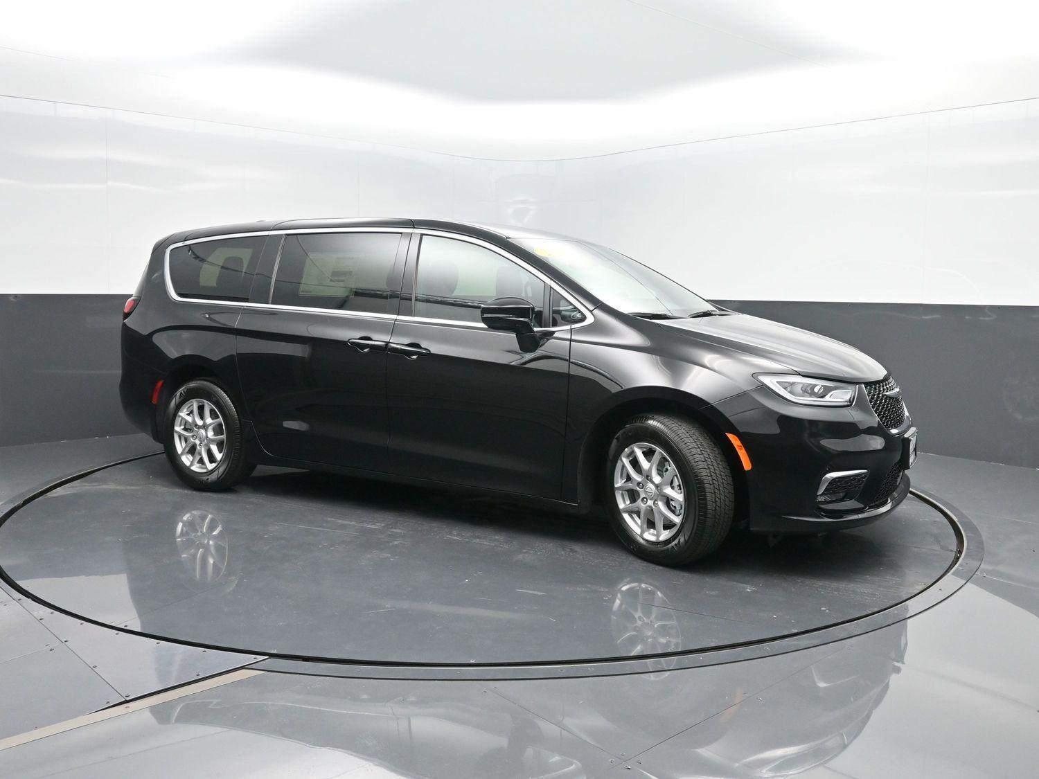 2026 Chrysler Pacifica photo 2