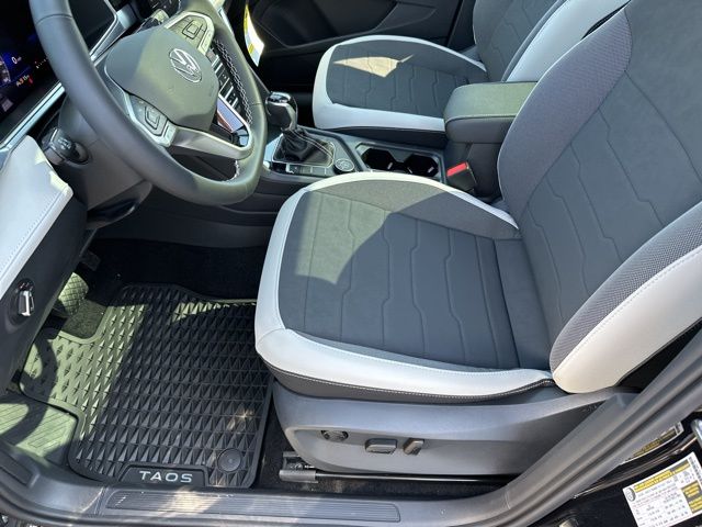 2025 Volkswagen Taos SE photo 10