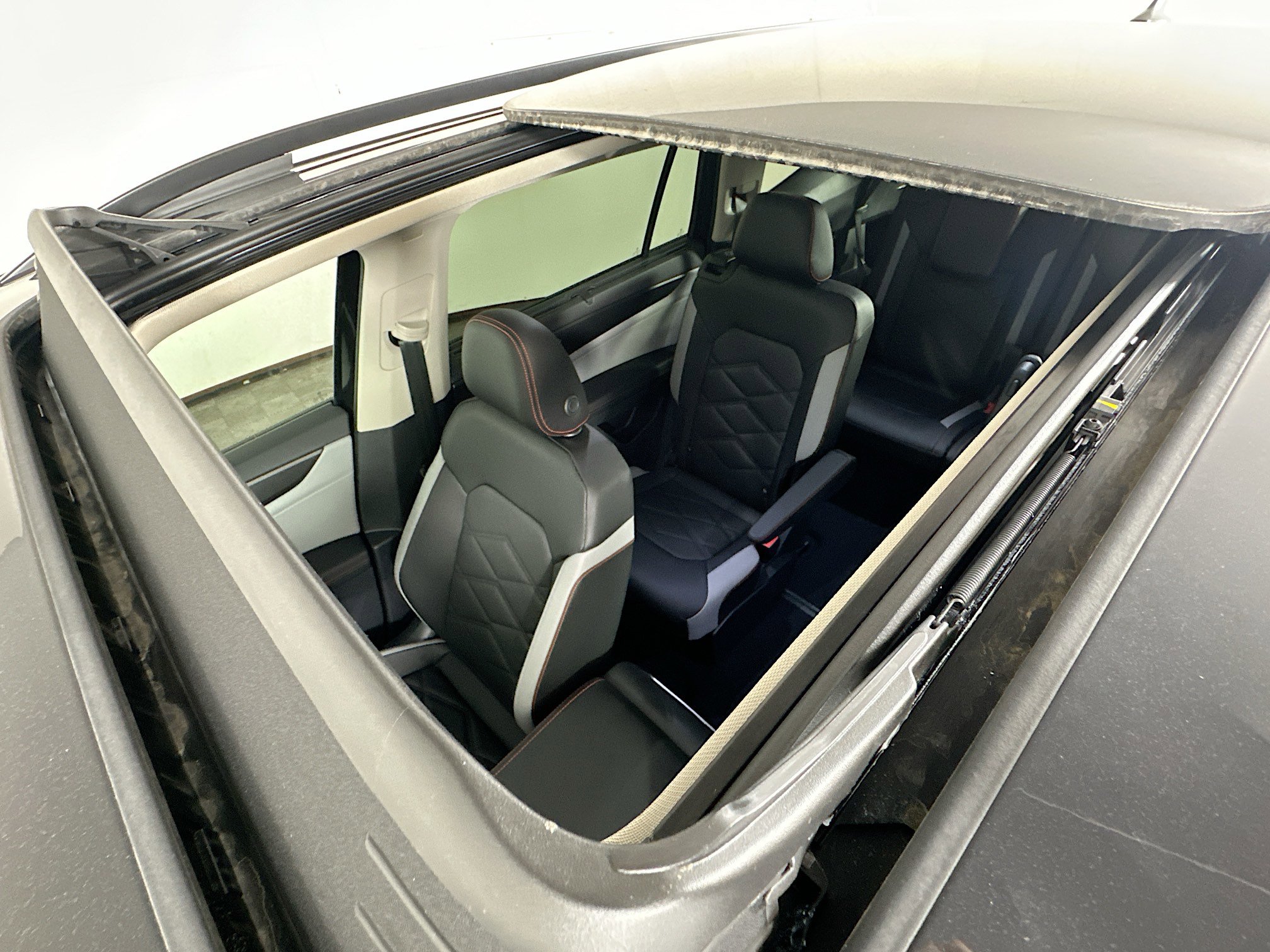 2025 Volkswagen Atlas Peak Edition SE Technology photo 19