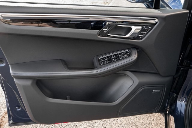 2025 Porsche Macan photo 2