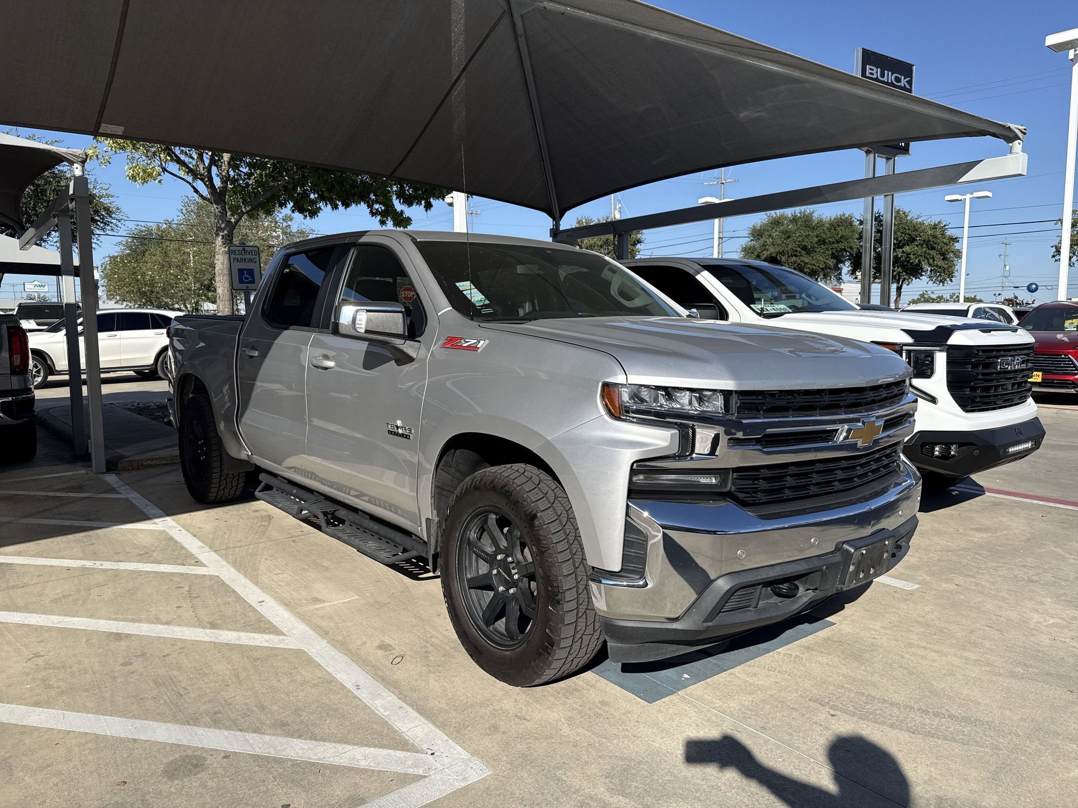2020 Chevrolet Silverado 1500 LT photo 2
