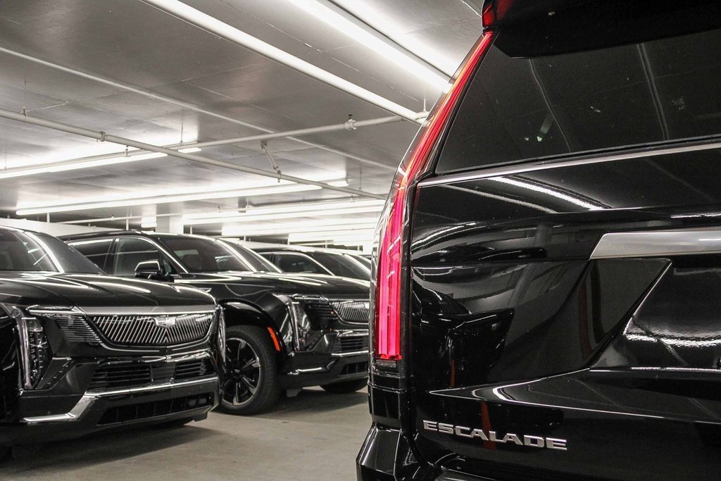 2025 Cadillac Escalade Premium Luxury photo 4