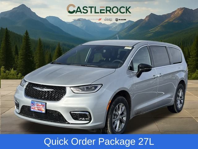 2026 Chrysler Pacifica Select's photo