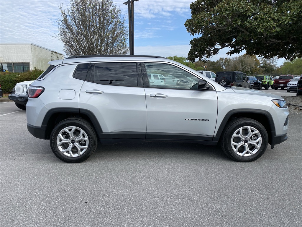 2025 Jeep Compass Latitude photo 4