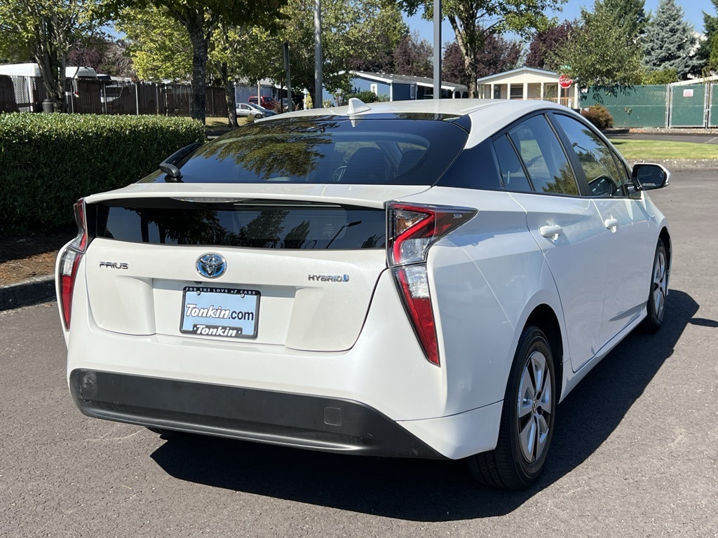 2016 Toyota Prius Four photo 6