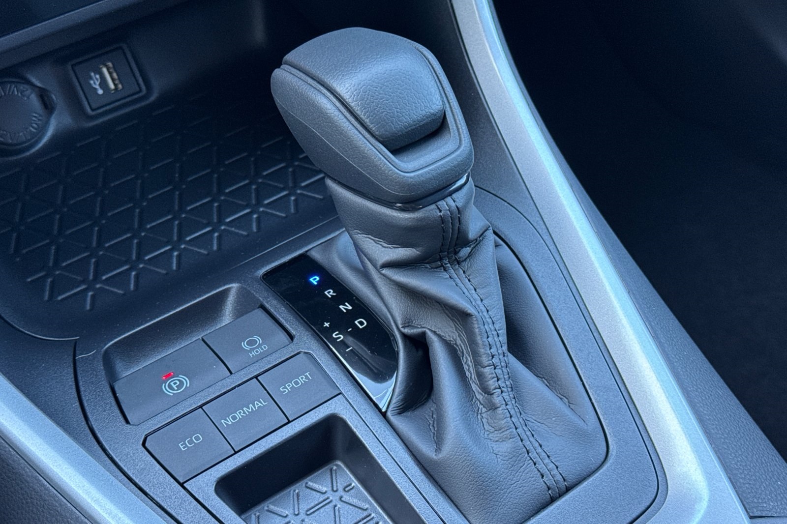 2025 Toyota RAV4 LE photo 18