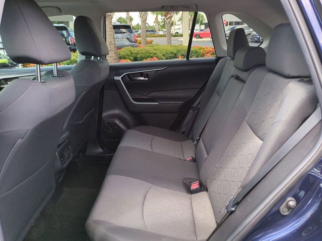 2021 Toyota RAV4 Hybrid XLE photo 21