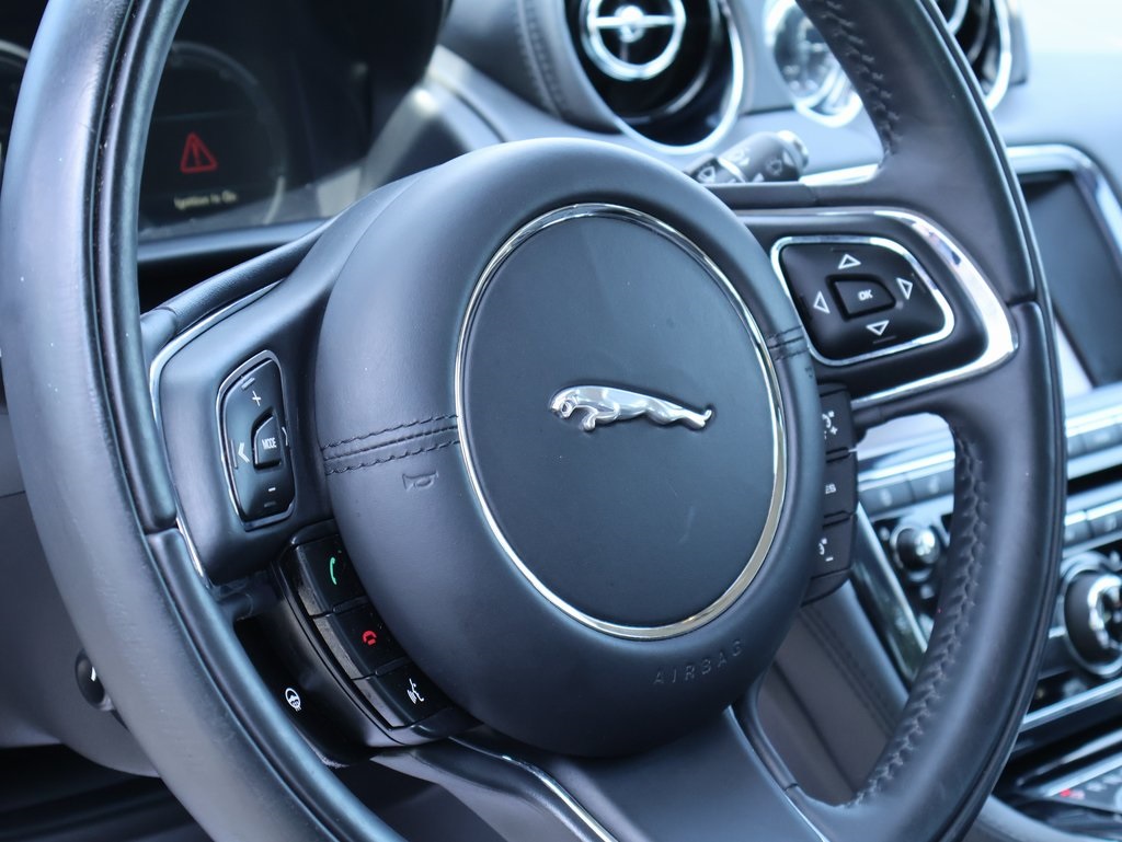 2014 Jaguar XJ Base photo 18