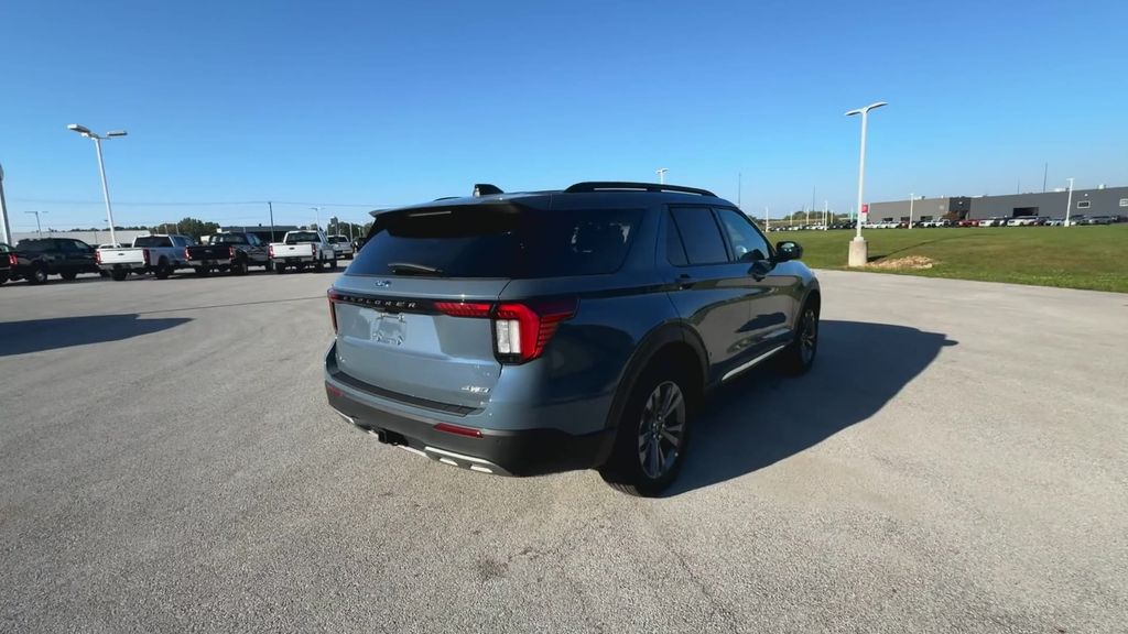 2025 Ford Explorer photo 8